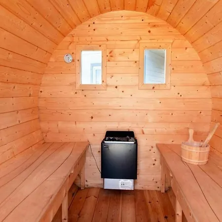 Homes With Pool, Sauna And Jacuzzi Дом отдыха Гонски
